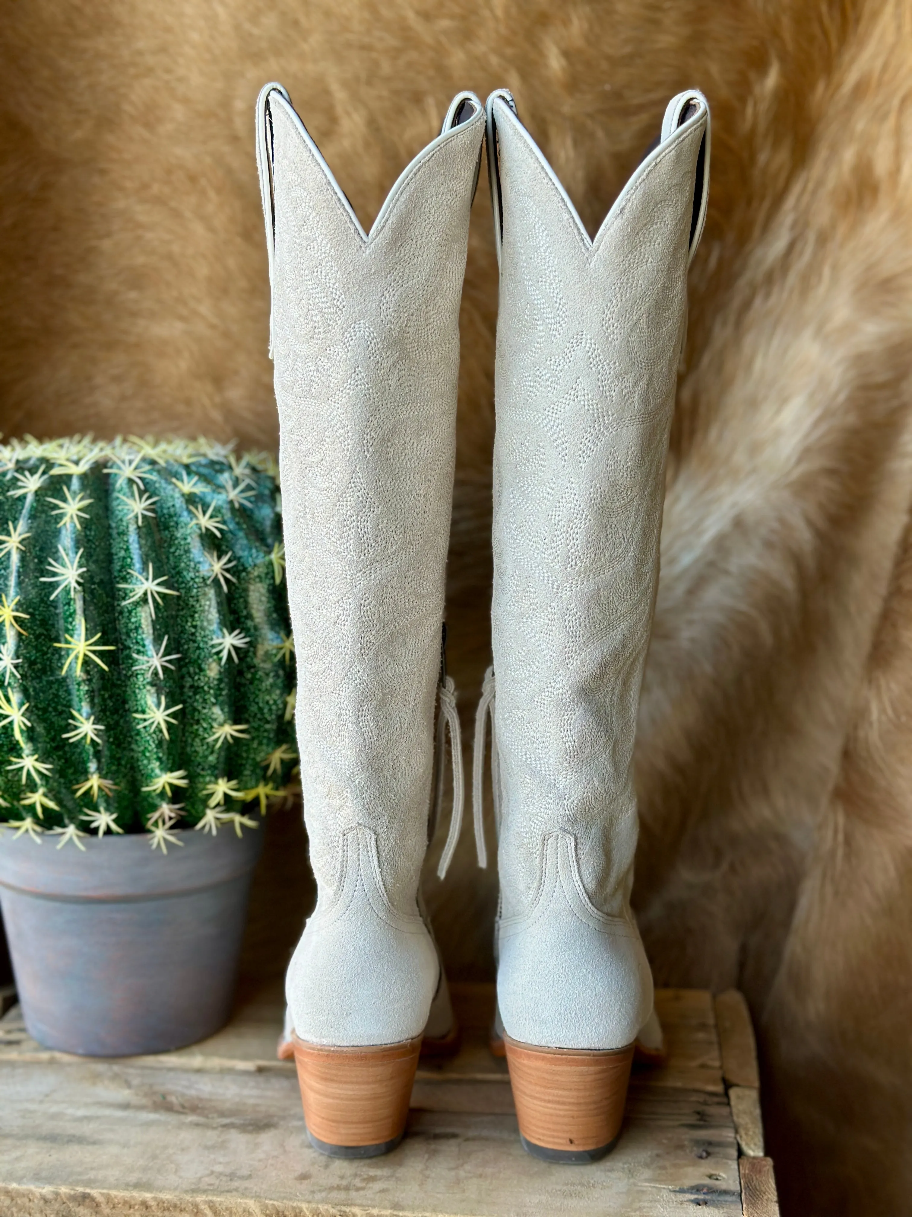 Ariat Laramie Stretch Fit Snip Toe Boot [Oyster Suede]