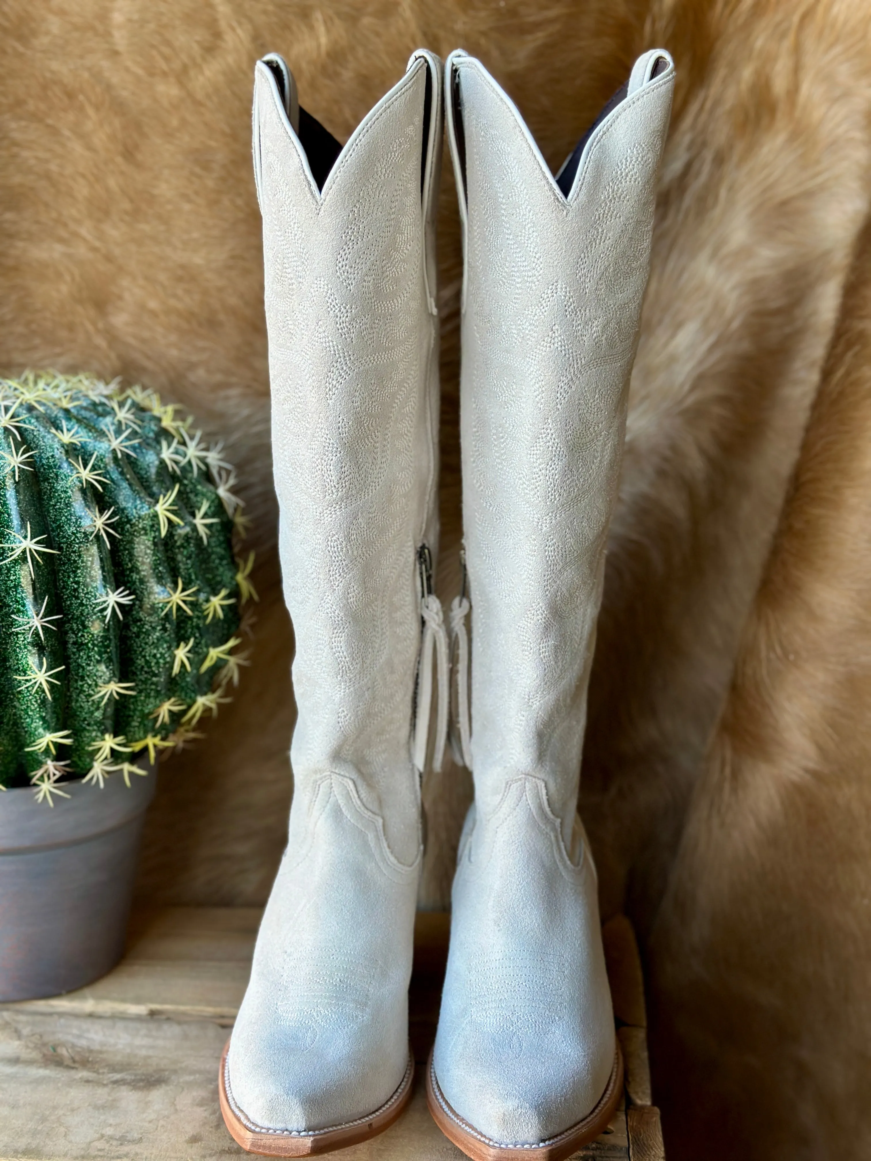 Ariat Laramie Stretch Fit Snip Toe Boot [Oyster Suede]